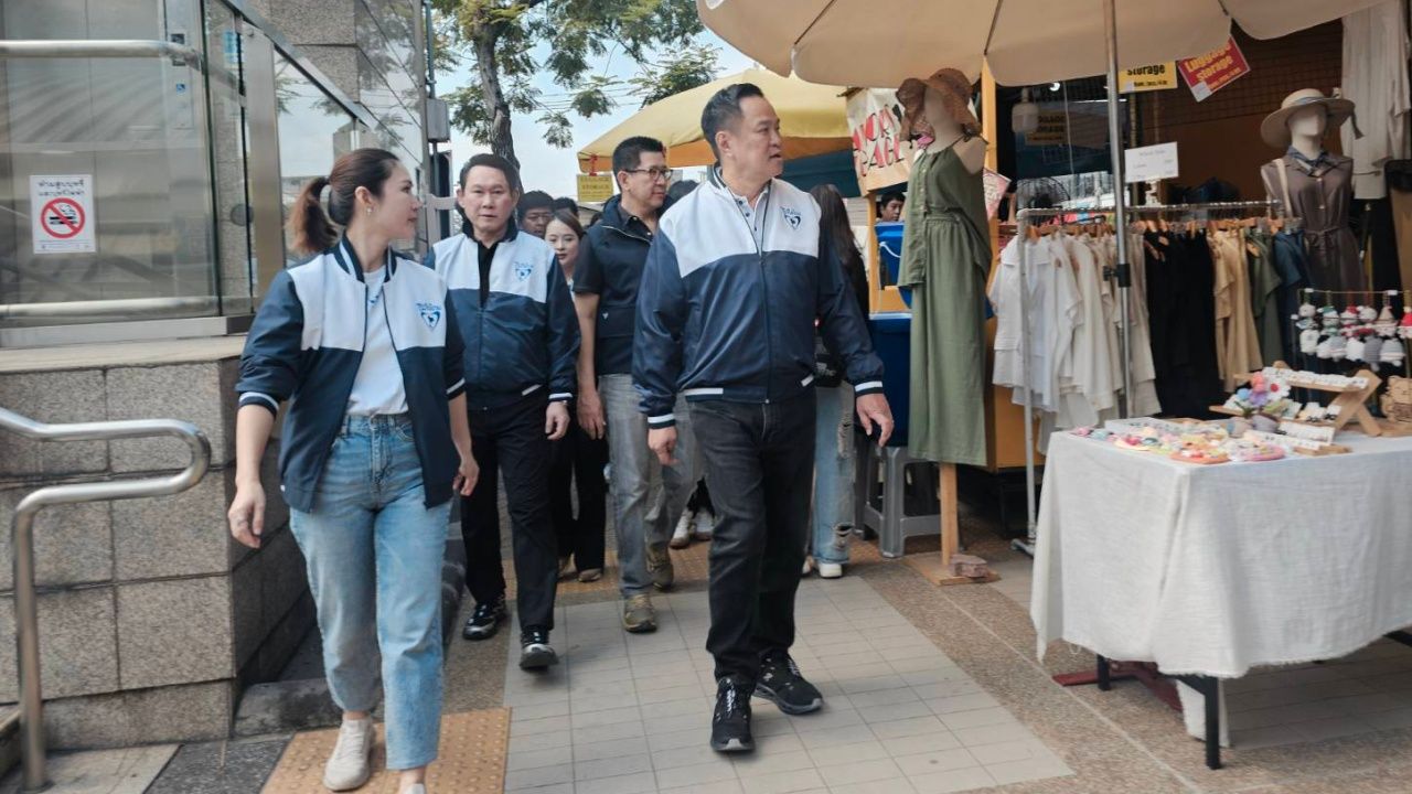 安努廷带领泰自豪党游览乍都节市场，为竞选买新衣新鞋后乘坐BTS
