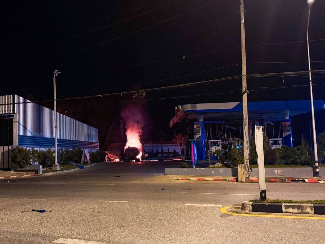 凶徒恐吓也拉 枪击天空-恐吓加油站员工 然后放置炸弹引发火灾