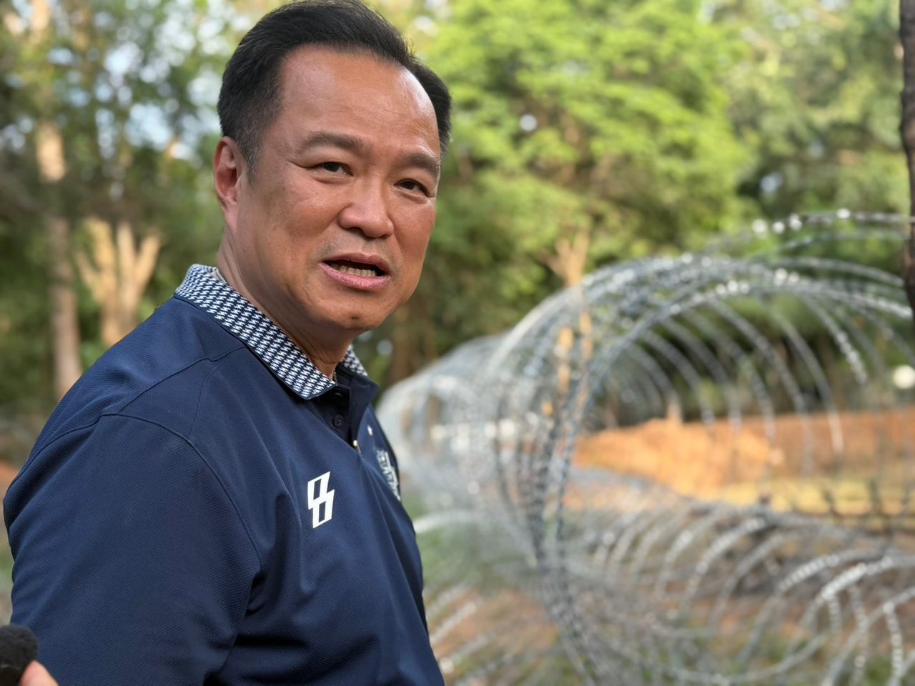总理指引边境建栅栏并唱军歌激励士气