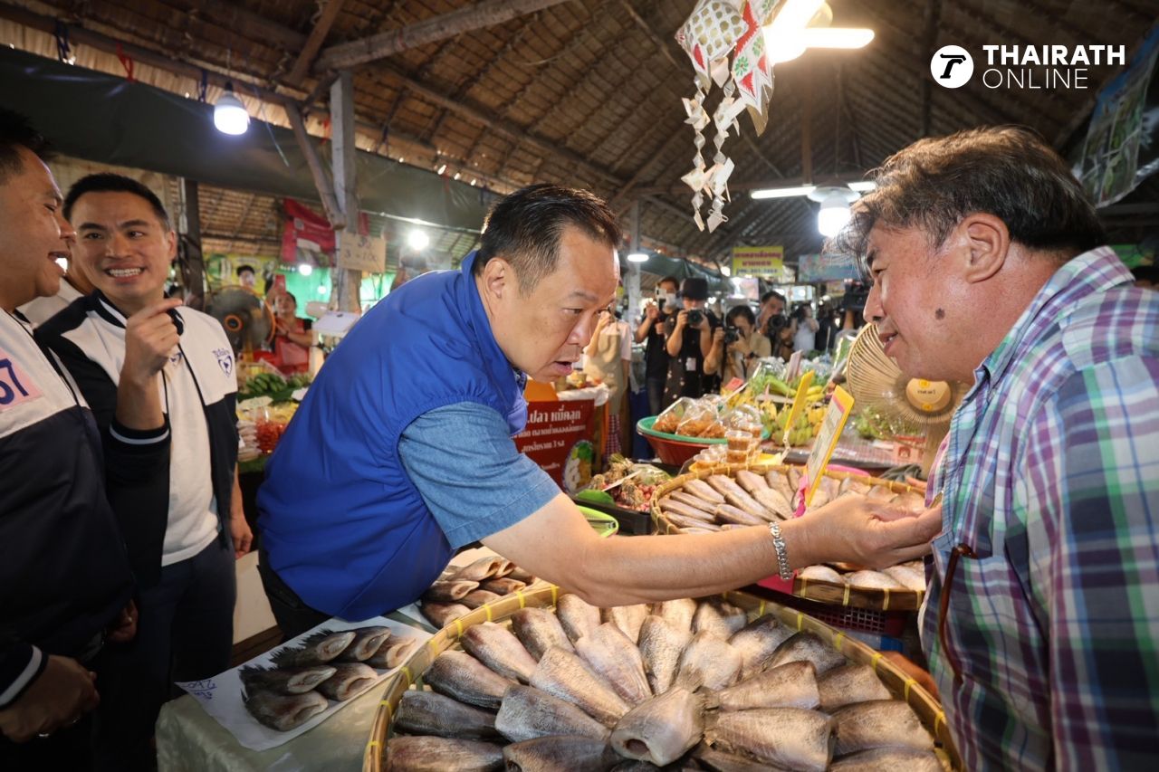 “阿努廷”携手“西哈萨”在孔隆达马延市场拉票，“佩克”前来助阵，人气不输父亲