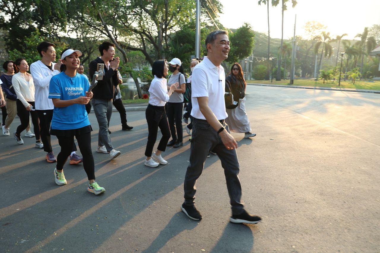 “阿披实” 在伦班尼花园竞选 宣布解决 PM 2.5 雾霾的三大措施 并解释 1 月 17 日民主党筹资活动不设宴