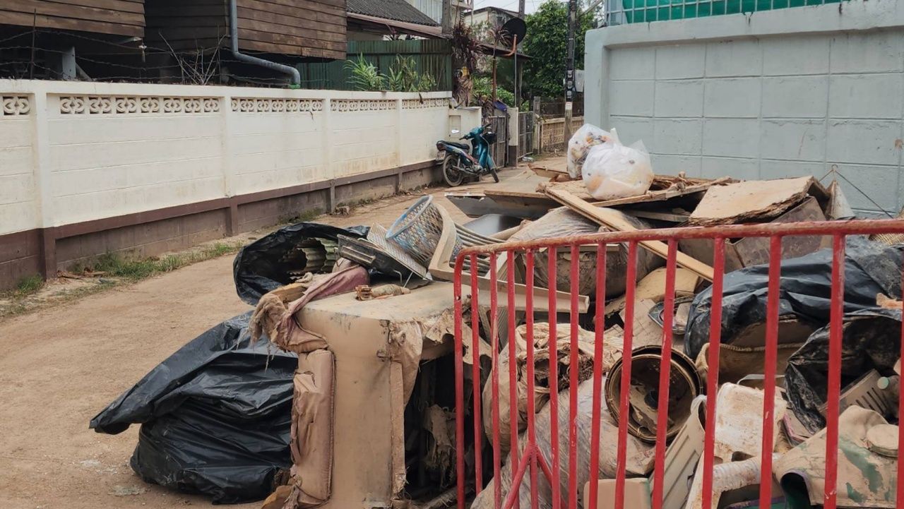 挖掘机清理洪水垃圾时在南邦市中心发现炮弹