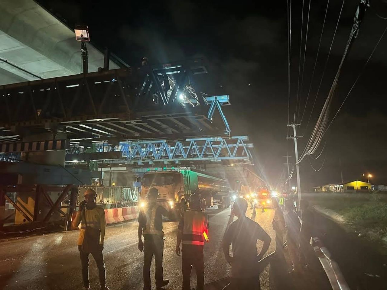 拉玛2路再次惊险，建筑钢索脱落，车辆受损