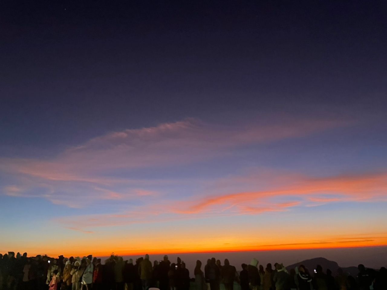 长假繁忙，逾万人游客涌上因他农山欣赏寒风