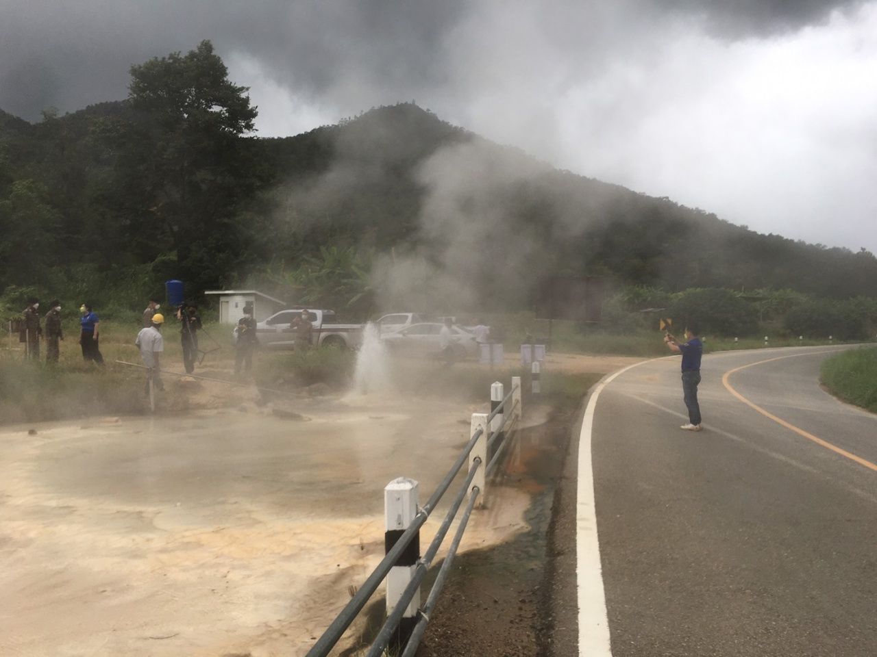 矿泉再次喷发，因地震而消失