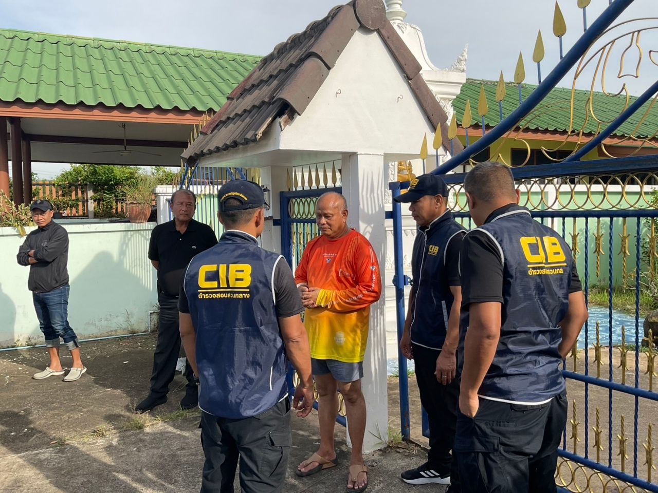 快讯！“大乌龟”率警队突袭抓捕前披集府住持黄色帮派前情人“西卡高尔夫”
