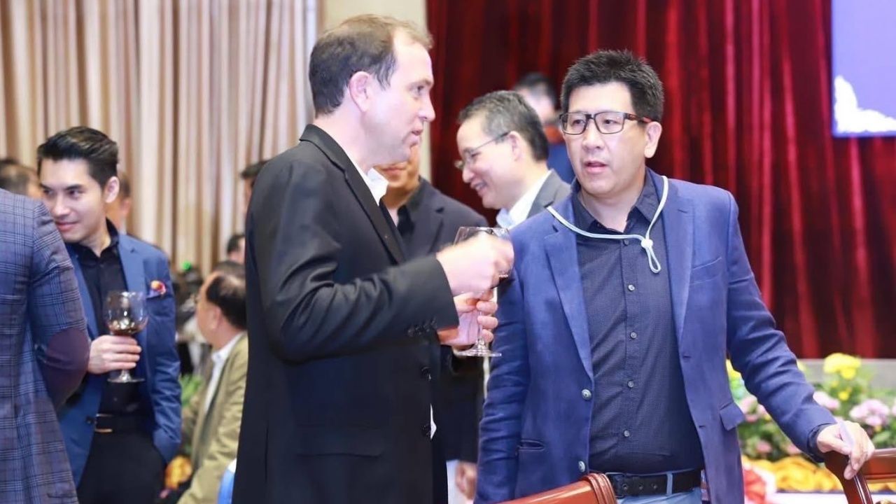 泄露的照片震动政府 “阿努汀-埃卡尼蒂” 出现于 “本·史密斯” 的合影中