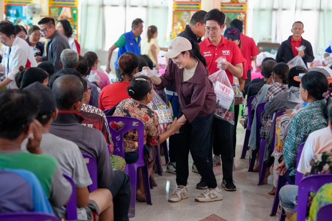 “英” 步行慰问水灾民众 即便是反对派仍为人民服务