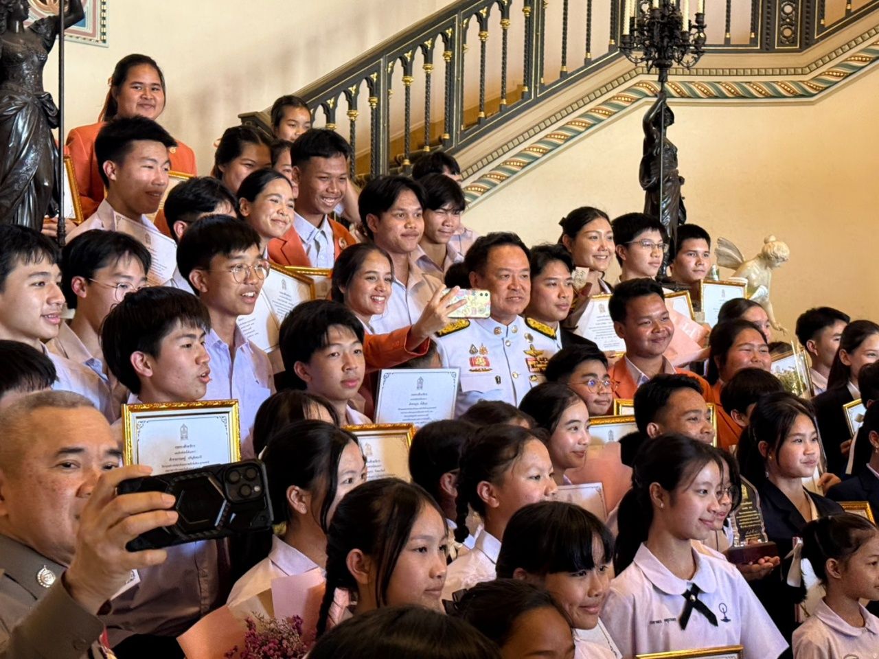 受欢迎的“叔叔阿努汀”开放泰国政府大楼,孩子们争相合影,鼓励他们努力学习