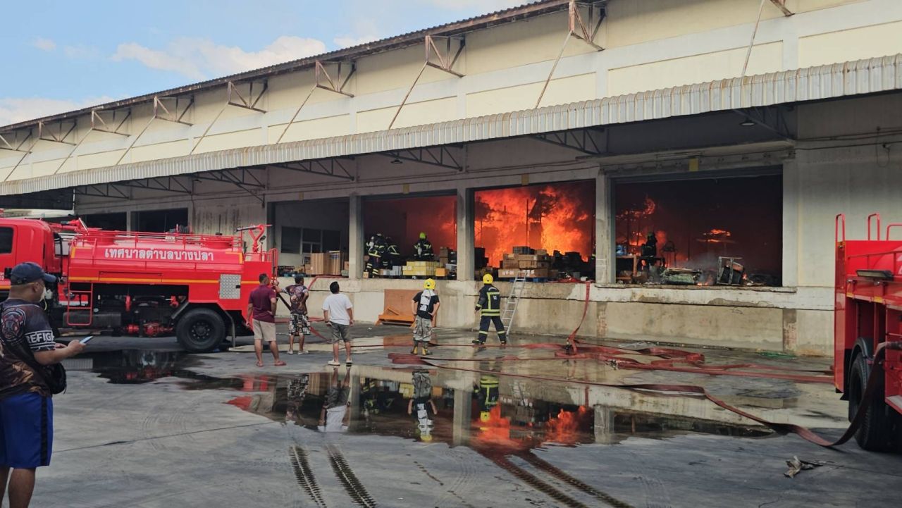 大型仓库在龙仔厝府发生火灾,损失金额尚无法估计