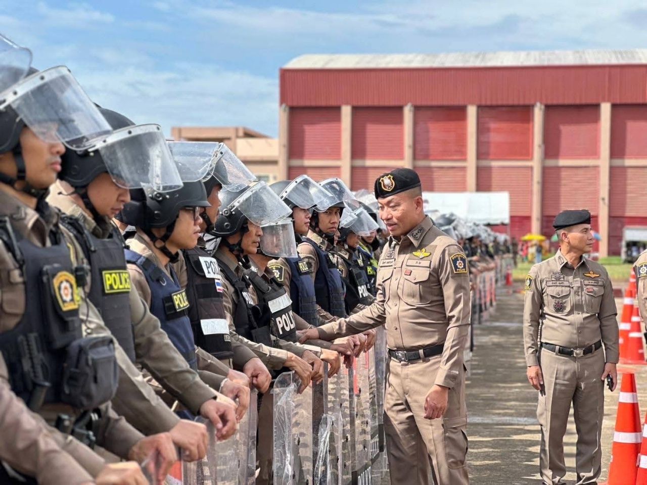 泰国第二警区调动1400名机动部队警察至沙缴府边境应对柬埔寨示威
