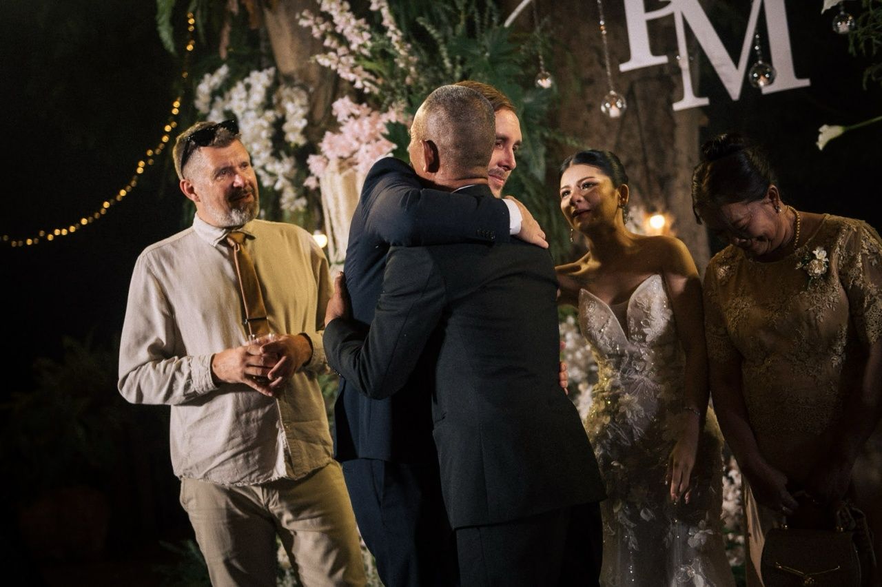 身为“军人”的父亲请假参加女儿婚礼,然后重返战场