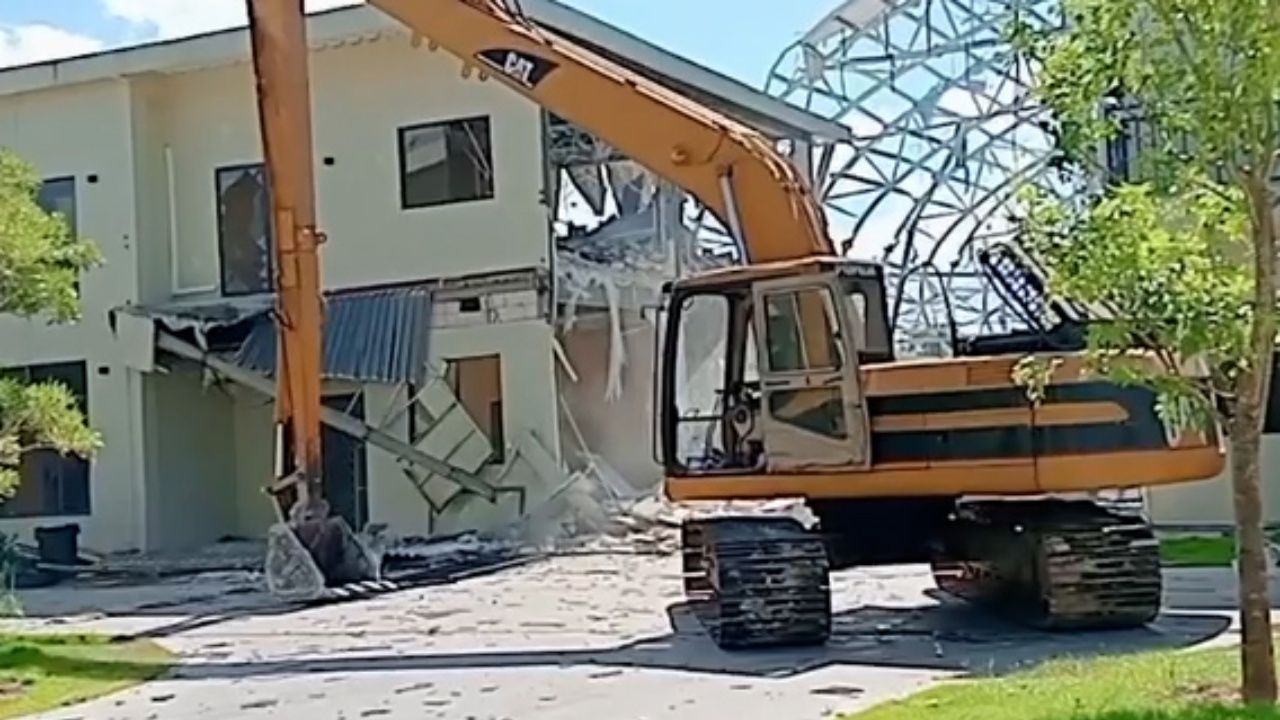 炸毁后KK公园内诈骗集团建筑的影像曝光 - 挖掘机连续销毁