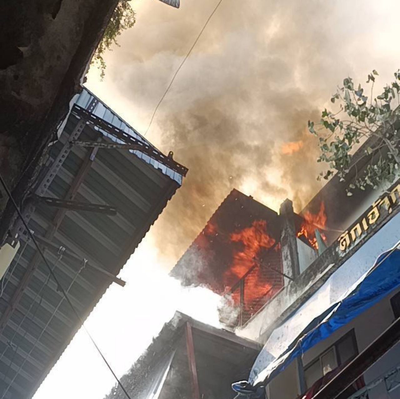 三层建筑火灾在坤那瓦巷，邦拉区，一名女子遇难