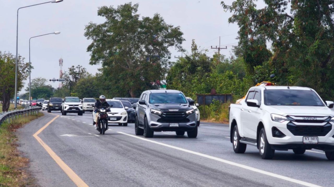 人们开始返乡，友谊公路驶向东北，车流量密集