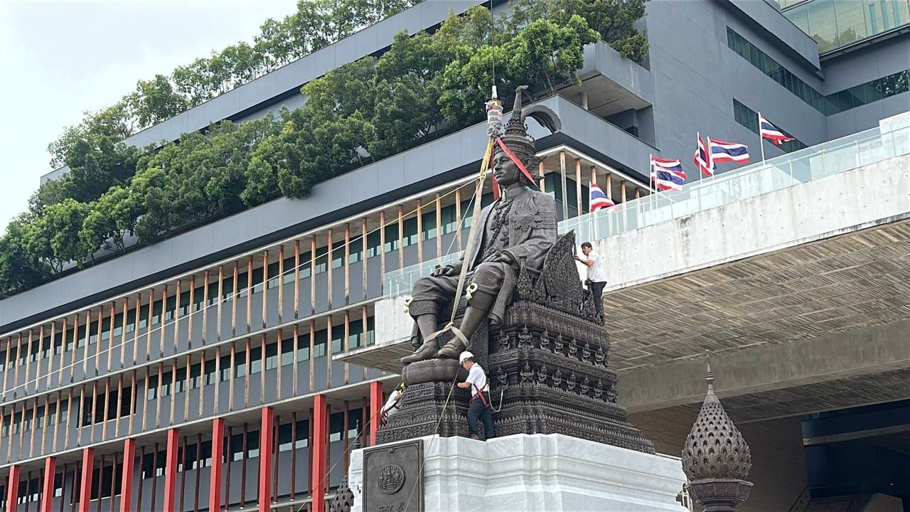 国会举办法会并恭迎新的国王拉玛七世雕像安放在建筑前