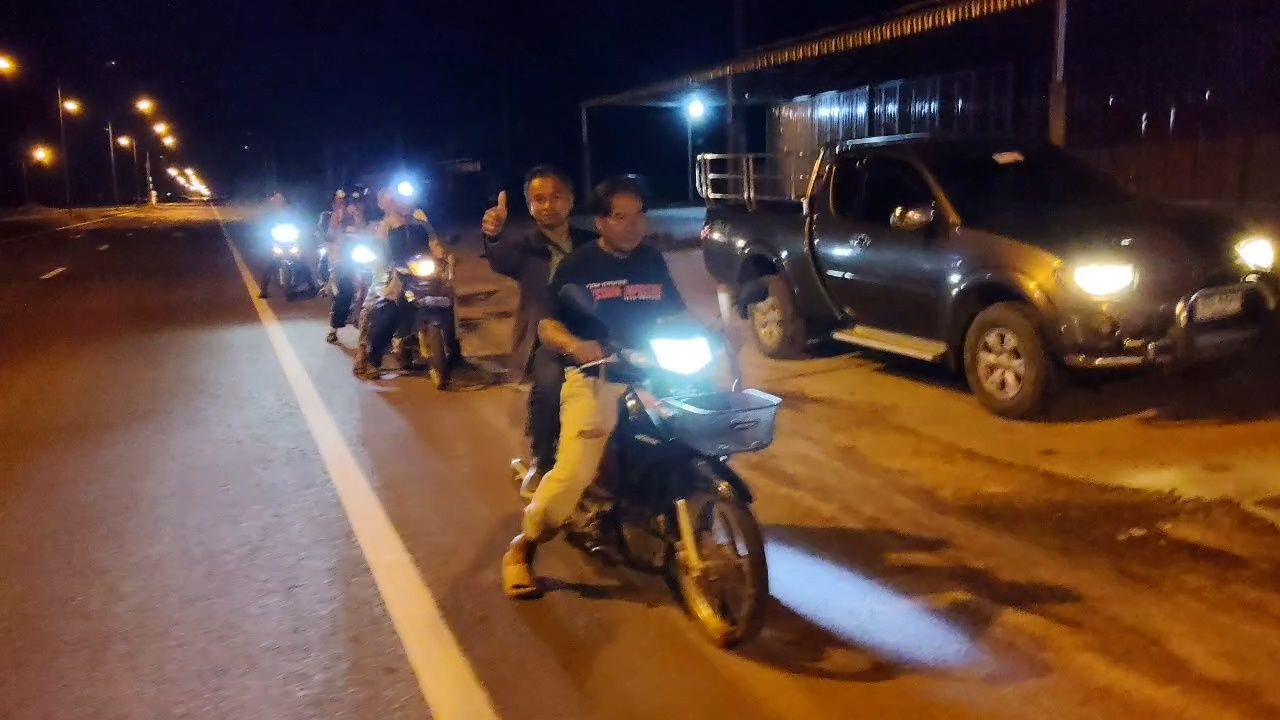 素林发现无人机从柬埔寨飞来，社区领导和村警骑摩托车巡逻严守，手持霰弹枪