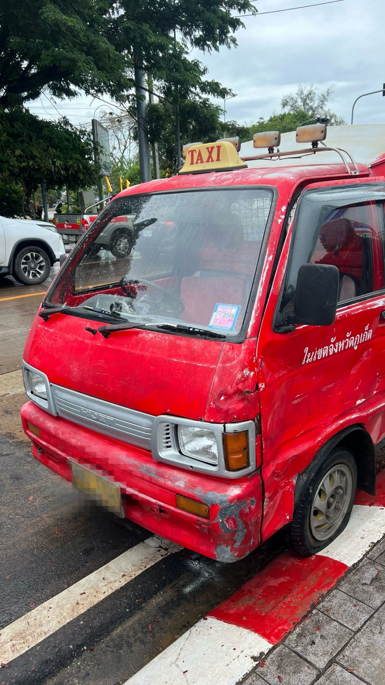 面包车司机持刀砍车 行政司法办公室中怒于车辆碰撞