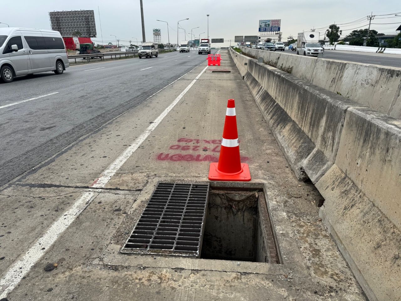 偷窃横行:40个排水沟井盖在噶那大沃盛路失窃