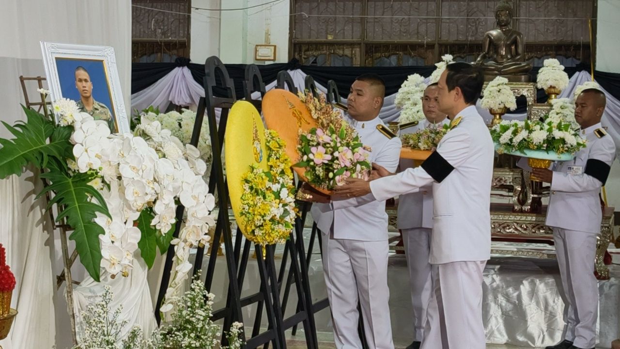 “士兵特德萨克”的遗体回到故乡,哥哥承诺继承弟弟的梦想