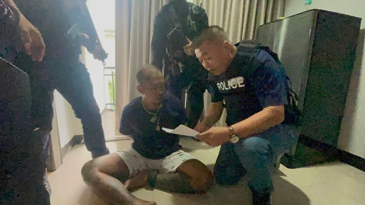 警方逮捕刚出狱的年轻男子,他持有两把枪,连续犯下重罪