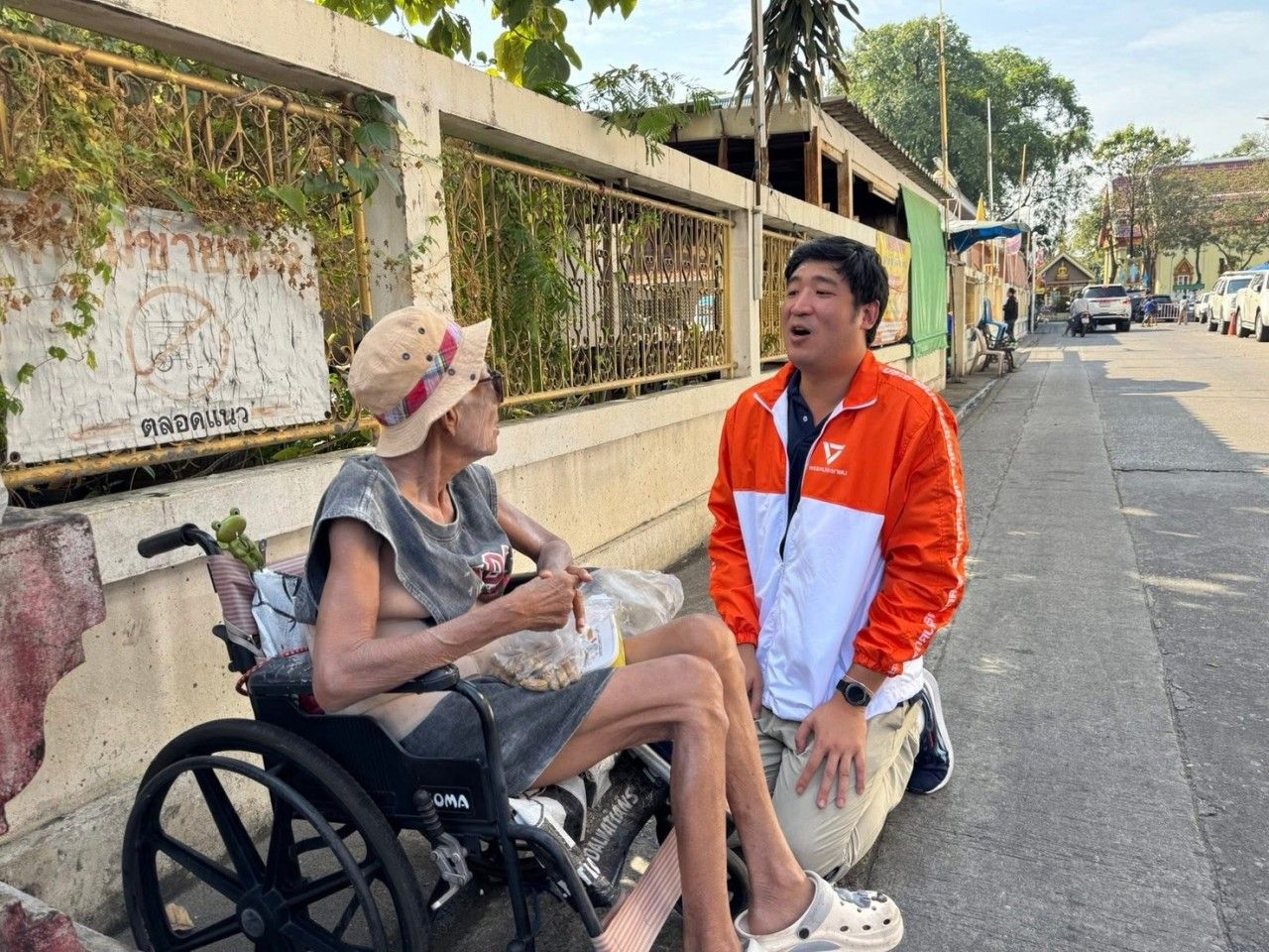 “泰皮普” 在第33区积极竞选，参加咖啡议会，并向风筝组老师致敬