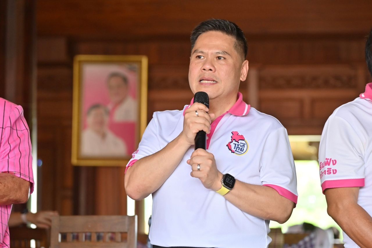“沃拉武德” 带领泰国国家发展党成员感谢“普拉帕特” 给“安努查”担任部长的机会