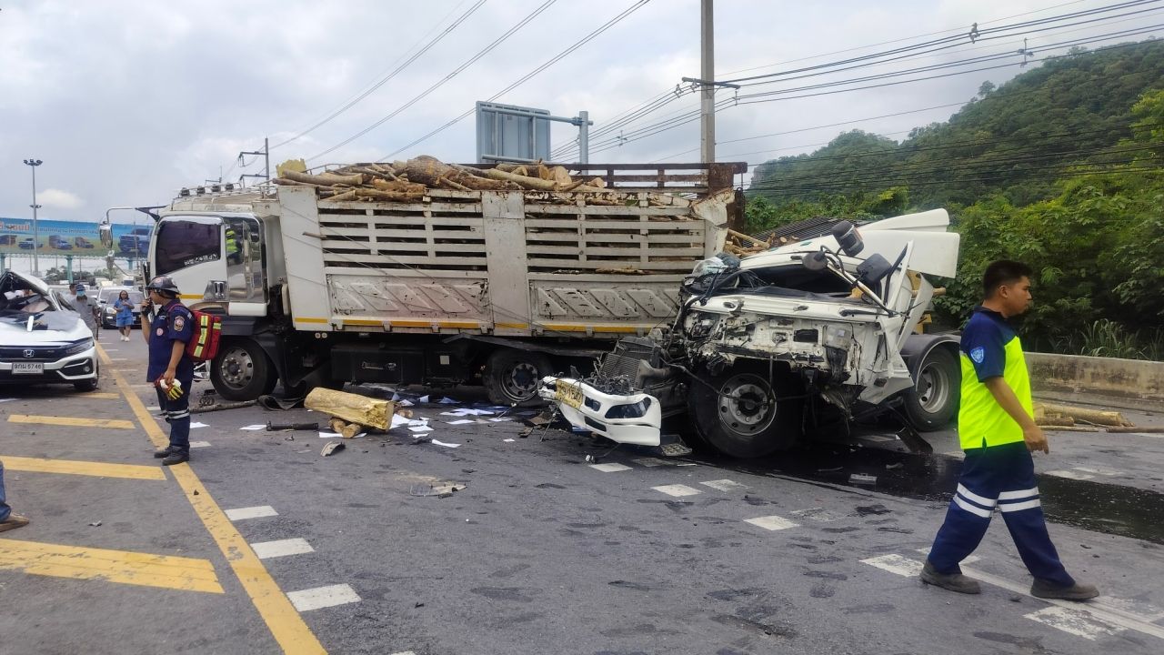 拖车刹车失灵 在กลางดง下坡路段撞坏10辆车 进曼谷方向交通瘫痪