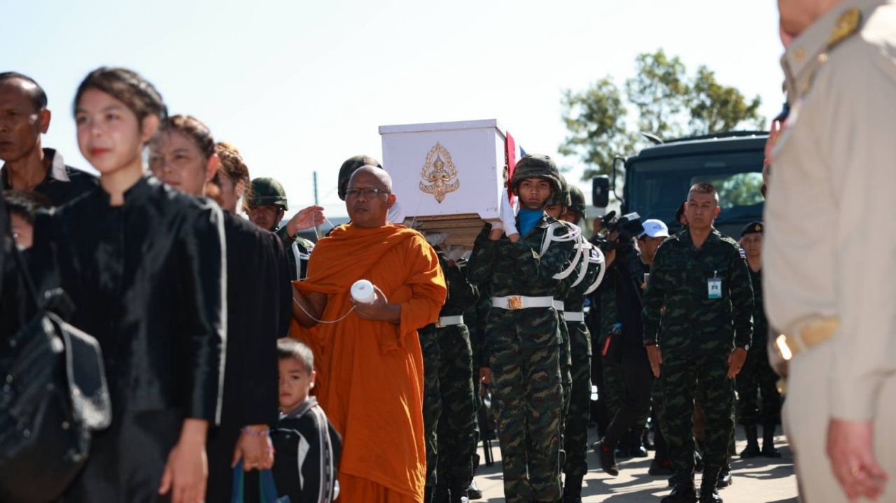 “阿努廷”主持两名英勇士兵的遗体接收仪式，确认全力保障遇难者的权益