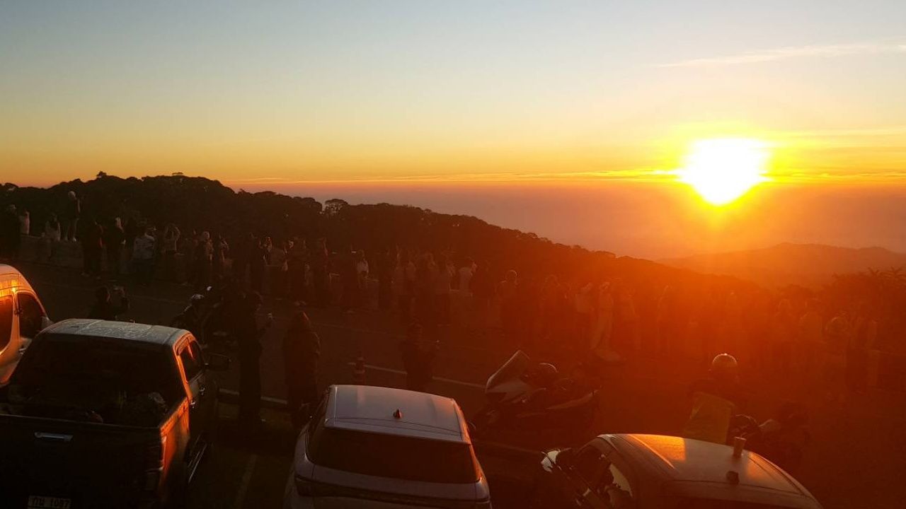 游客蜂拥体验寒冷天气，今早“因他农山”最低温度7度