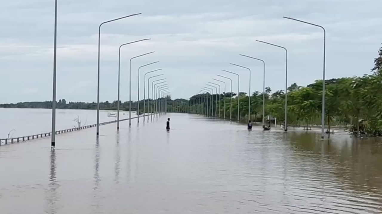 那空帕侬河岸的湄公河水位持续上升，影响4个区，淹没数百亩稻田