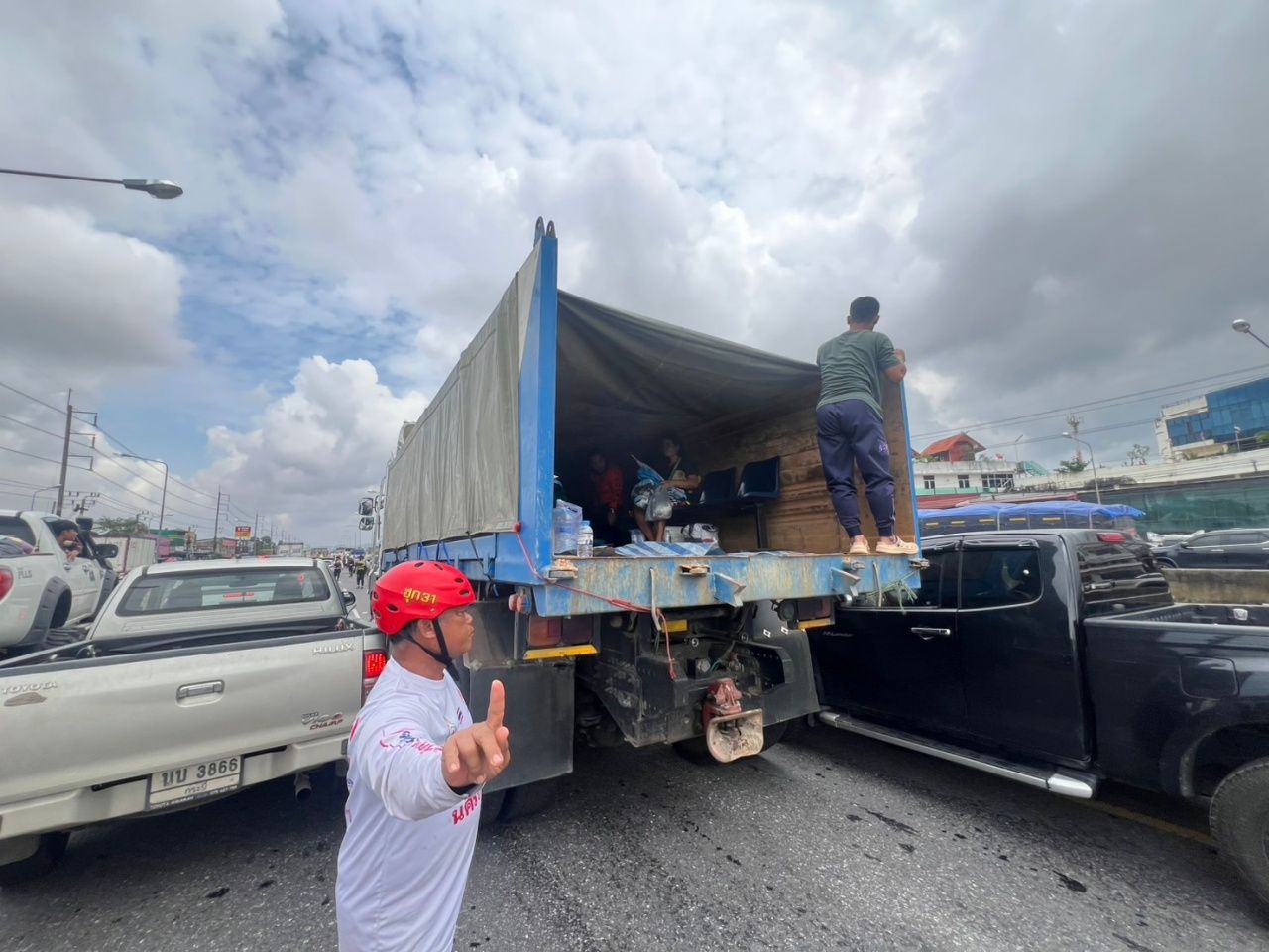 紧急时刻：三名孕妇在合艾市中心被困货车，救援人员协助接生