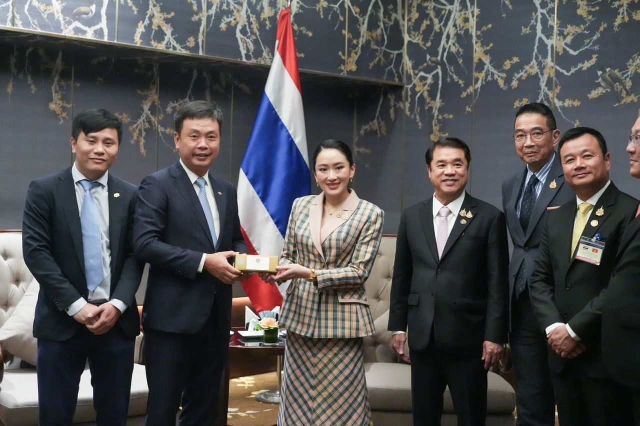 “英克”提议越南举办两国友好城市活动，支持旅游业