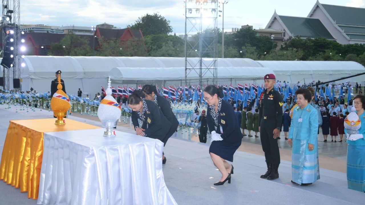 “普米塔姆” 带领民众点燃蜡烛为皇太后祈福