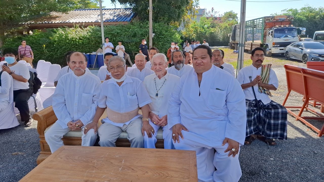 “阿克 拉撒” 举行破脸仪式,弟子们齐心协力为泰国士兵送去鼓励与物资