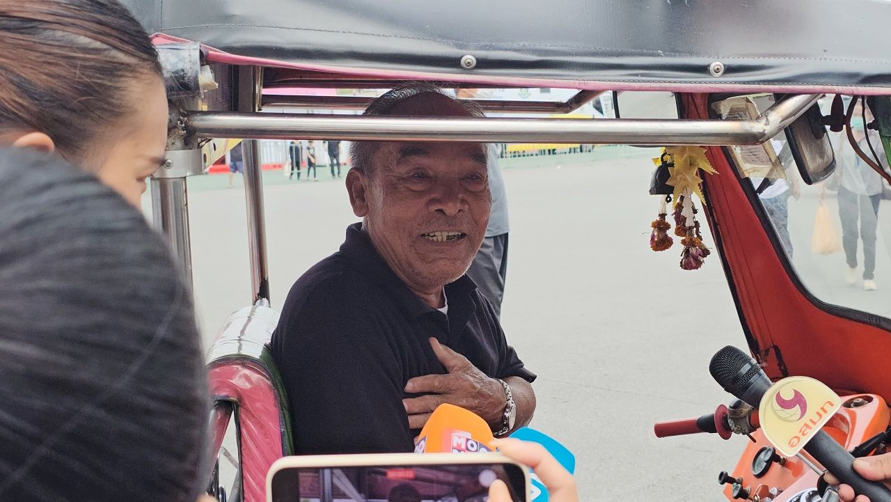 解密施工叔叔:志愿驾驶嘟嘟车免费接送,民众参与签署哀悼心愿