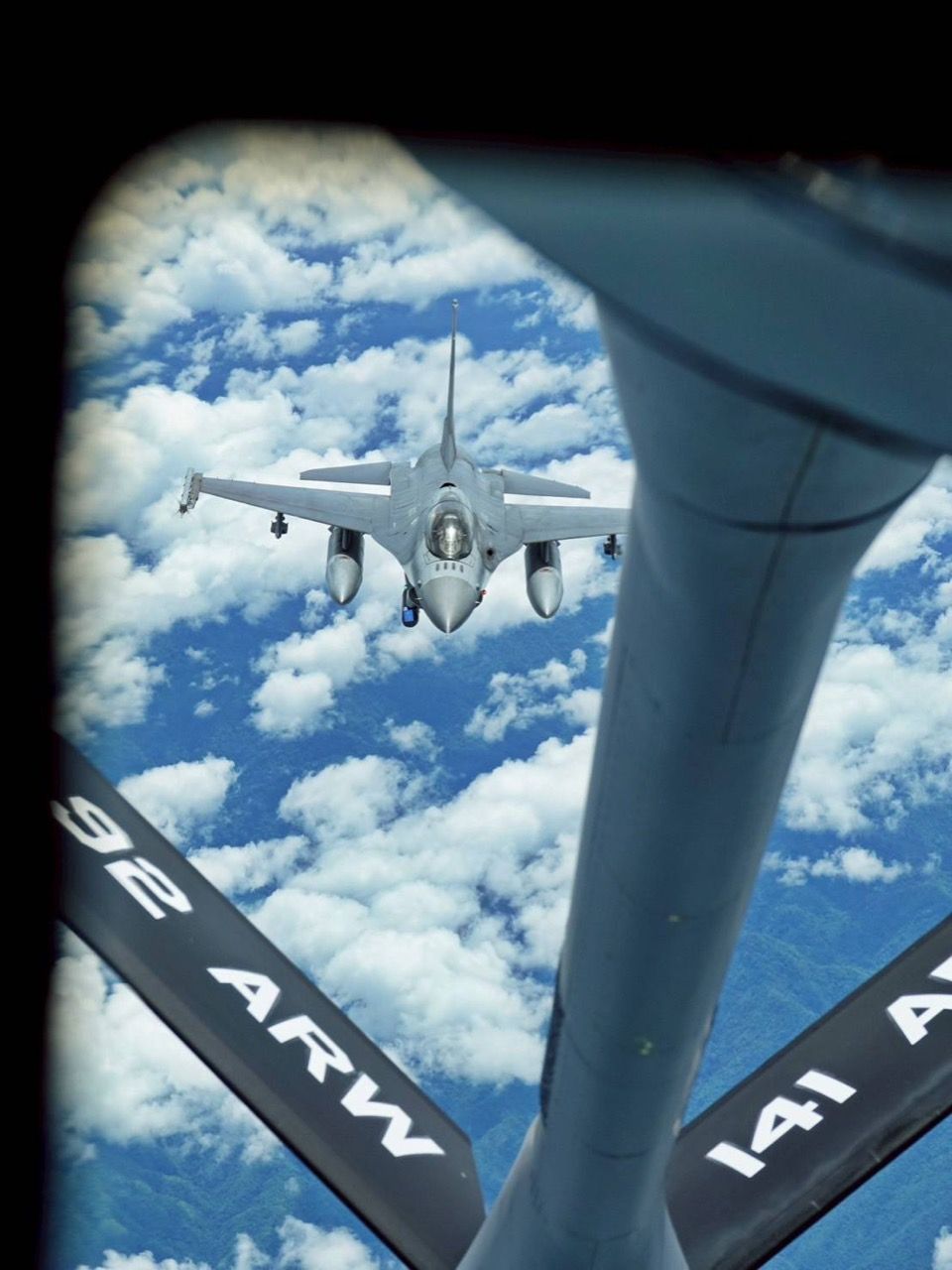 泰国空军 F-16 从美国加油机进行空中加油