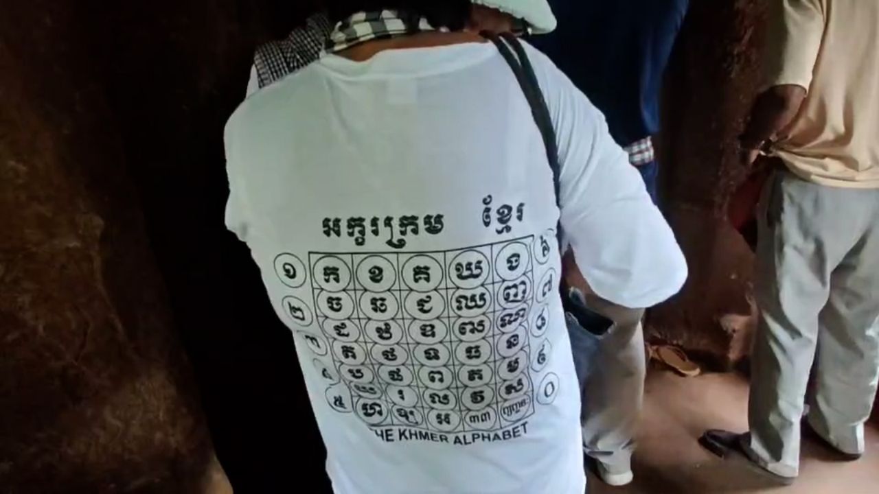 柬埔寨旅游团扰乱塔库崴遗址，祭拜并穿刻有高棉文的服装，向柬埔寨士兵发钱