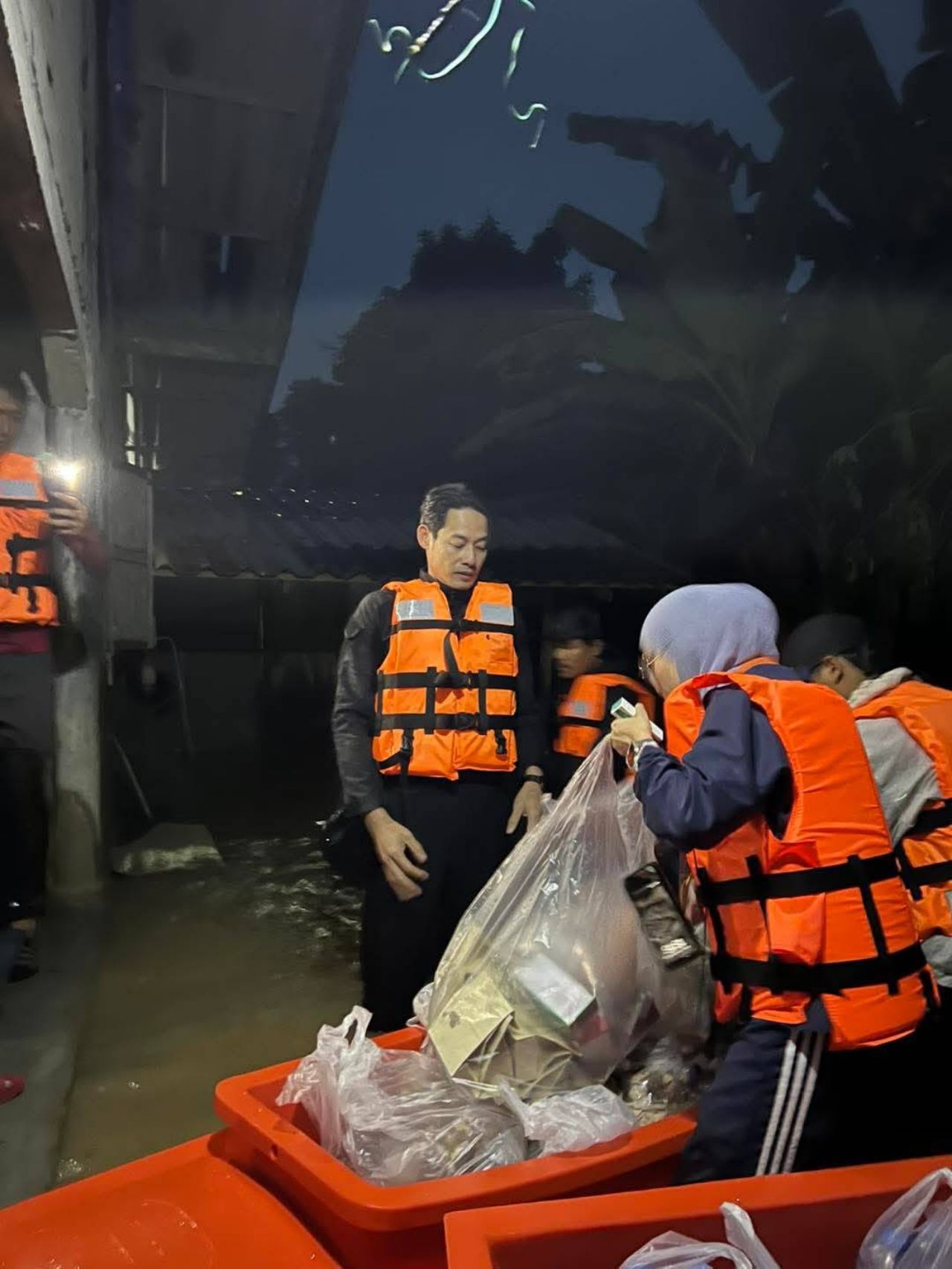 民众党开展四项任务援助南部洪灾，开设网站帮助寻找失踪人员和宠物