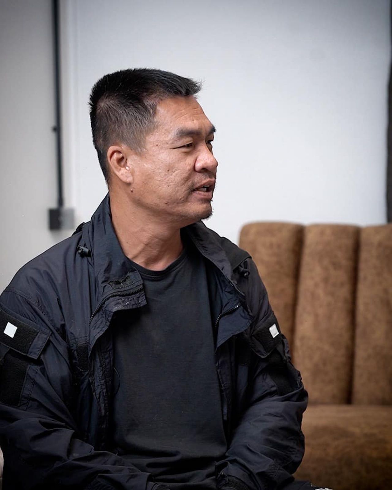 乔尼检察官辞去警察职务，宣布以尊严离开，为人民开辟新道路