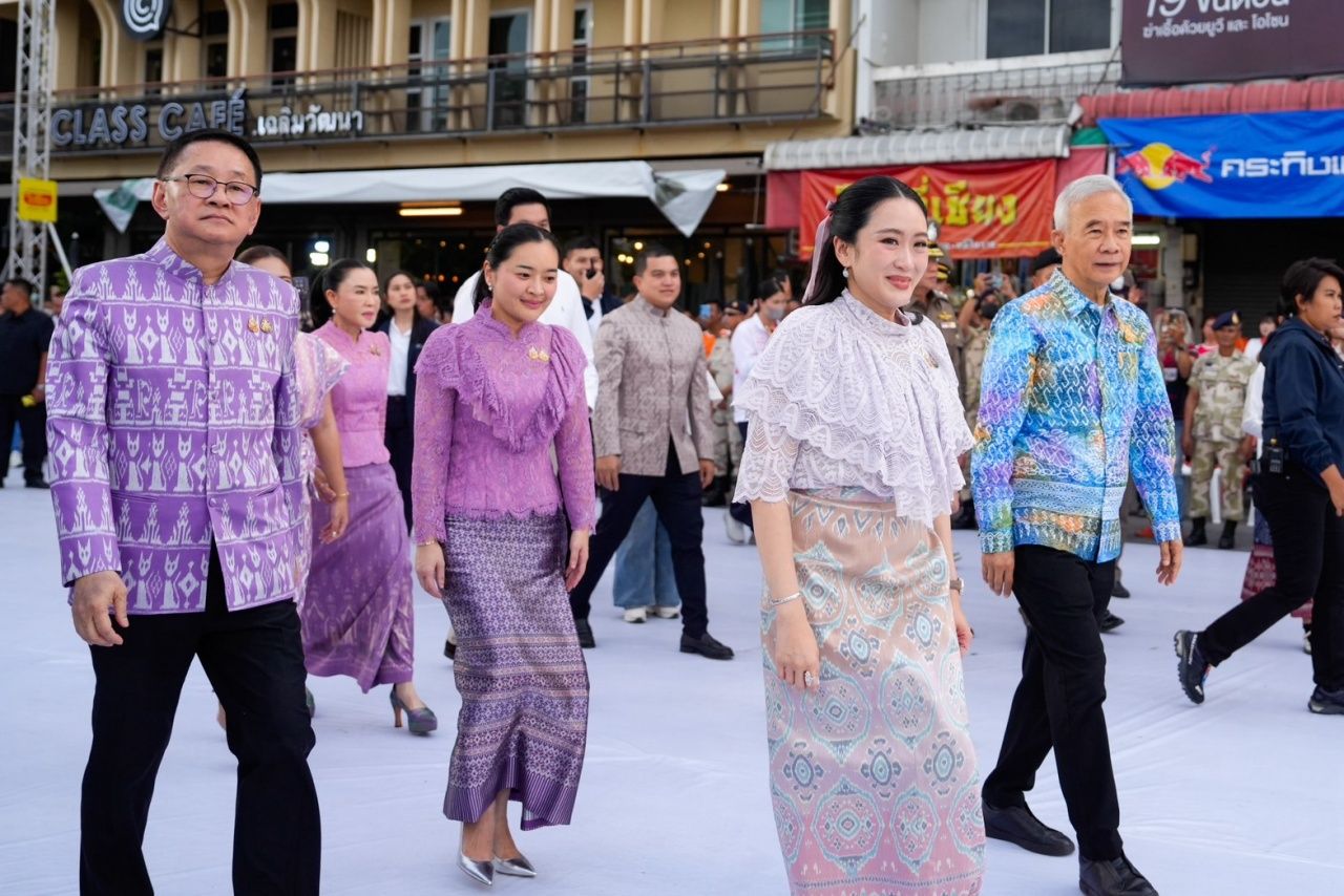 “佩通塔尔”盛大开启呵叻蜡烛游行，数千民众夹道欢呼与抗议