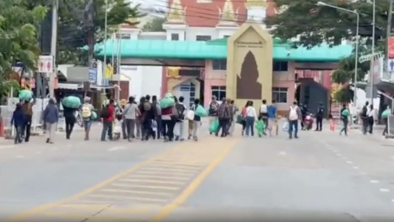 柬埔寨民众涌回国,边境口岸拥挤不堪