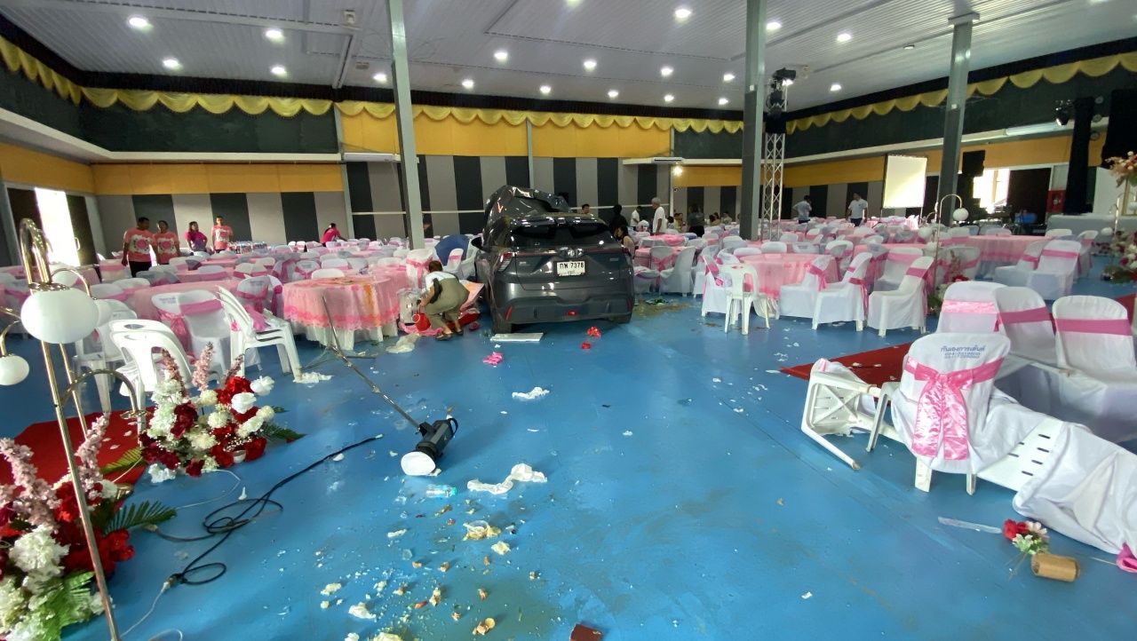 女子挂错档,轿车冲入婚礼宴会厅,撞坏多处物品