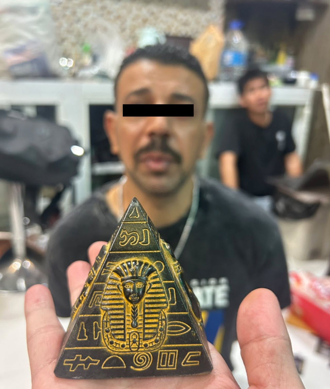 突袭逮捕7名外籍“白客”贩毒团伙，以理发店作掩护，惊现秘密房间