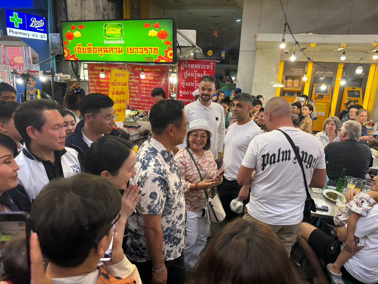 “阿努廷”乘坐轻轨进军暹罗 领导为泰自豪党竞选 民众纷纷拍照 今晚继续前往耀华力