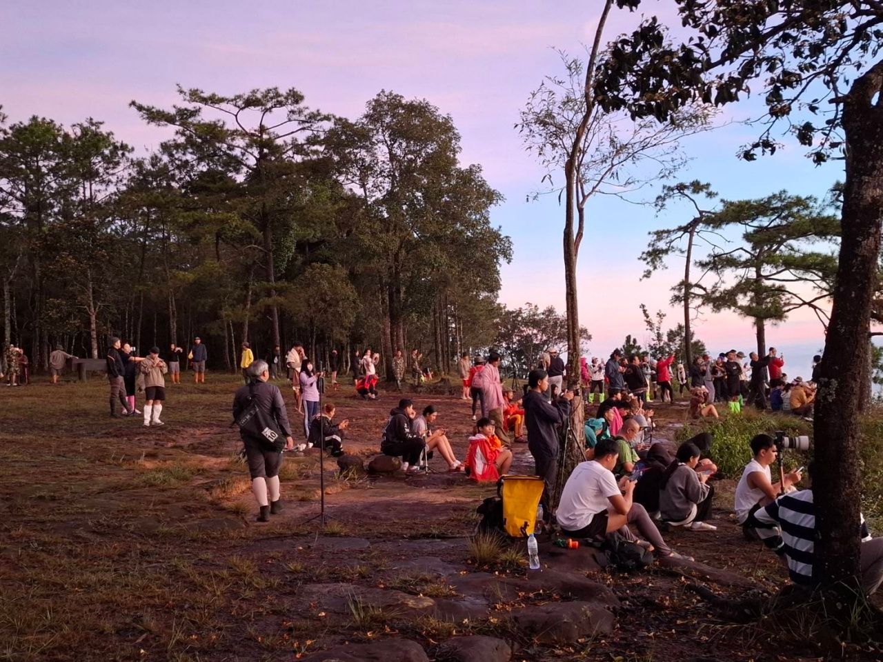 人们蜂拥而至征服“富贵登”开放首日，近300名游客体验自然
