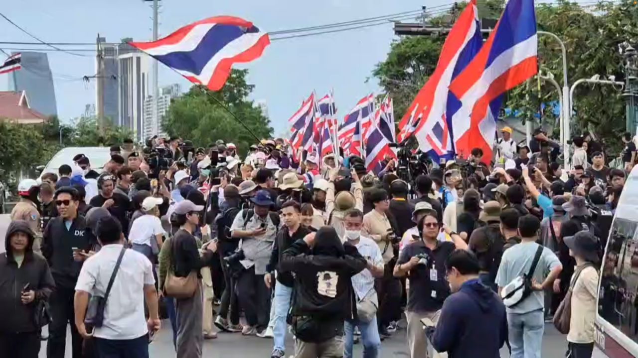 ประชาชนรวมตัวถือป้ายล้อมทำเนียบ เรียกร้องให้นายกฯ ลาออก