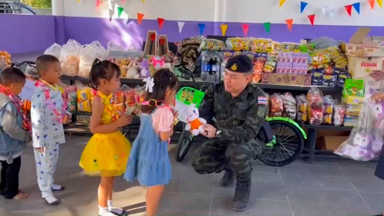 东部军团展示坦克和军事装备 激励萨凯奥府边境学校儿童