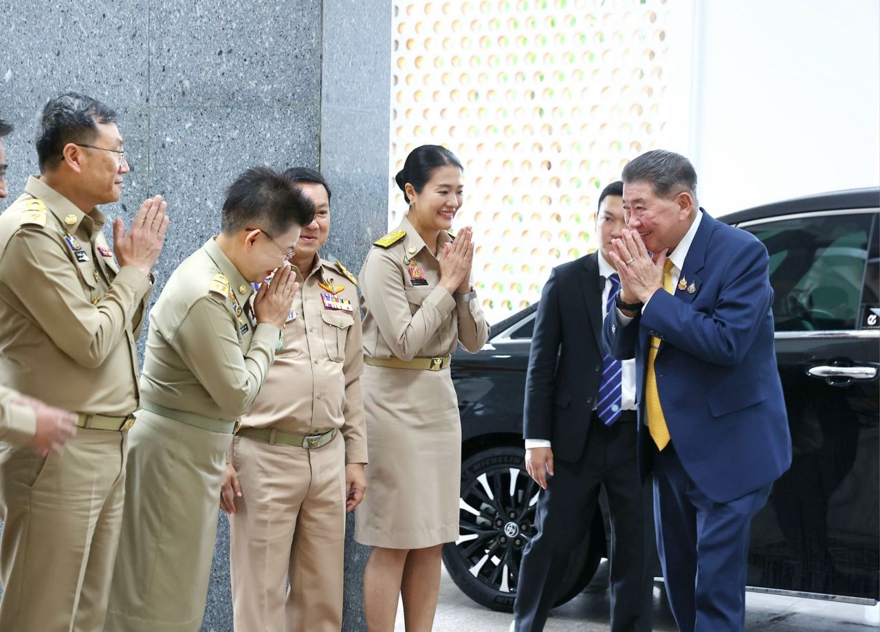 “普密他玛” 向内政人员传达政策，安努汀辞职后自称感觉如同内政部长