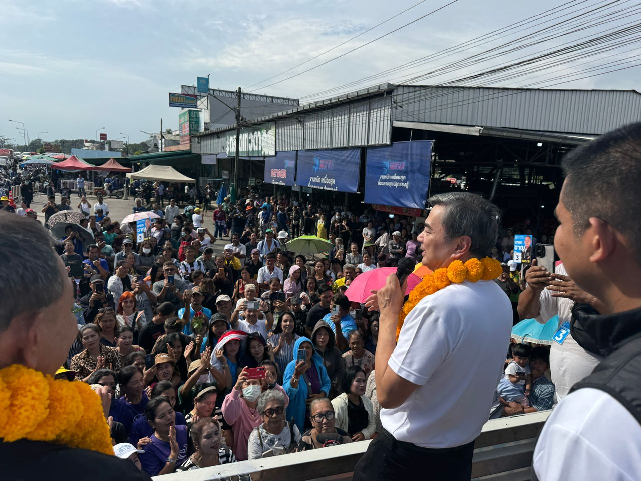 “阿彼悉”访问Si Chon 推出新生婴儿补贴65000泰铢 并给老人1000泰铢补贴